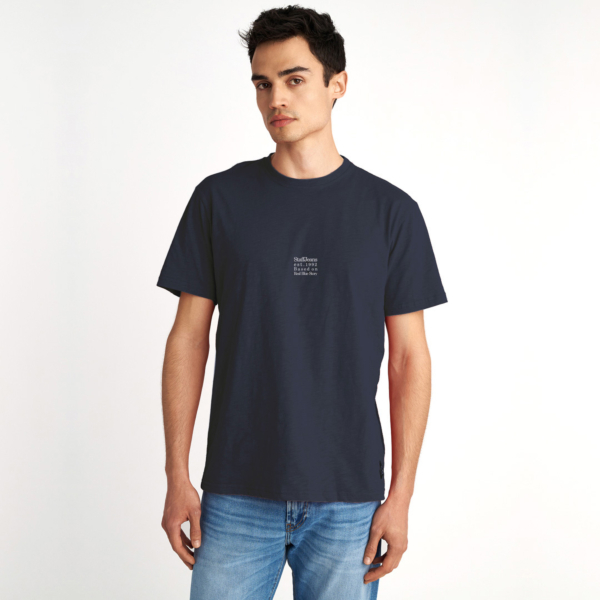 Staff Fitz Graphic Men’s Tee - Blue Navy | Slim Fit (64-016.053.N0045)