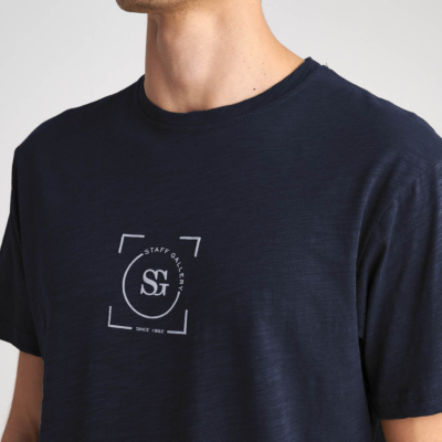 Staff Jack Graphic Men’s Tee in Blue Navy (64-011.053.N0045) 
