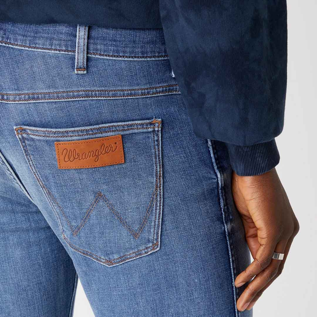 WRANGLER Larston Jeans Slim Tapered - De Lite Blue (back pocket)
