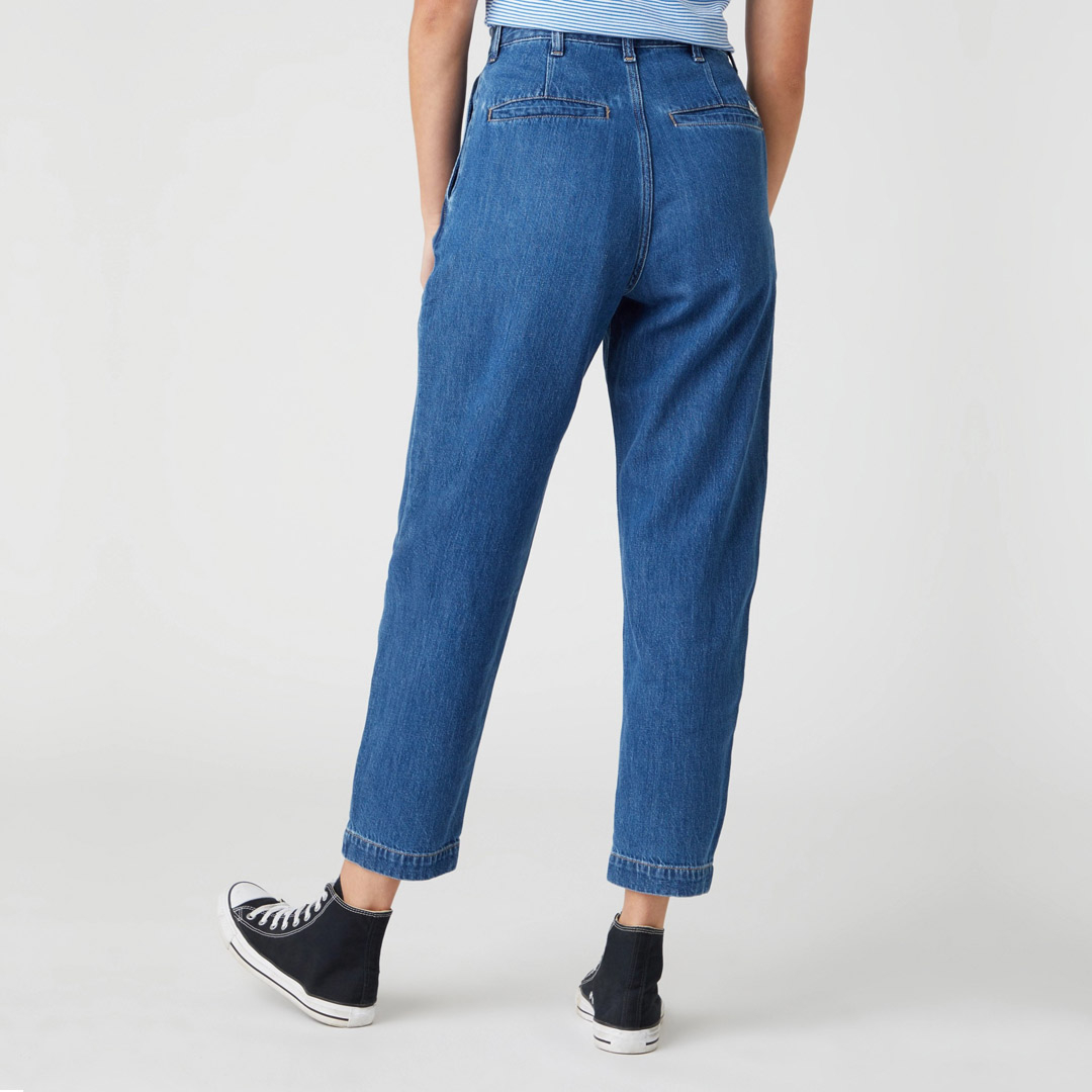 District Concept Store - WRANGLER Mom Pleated Chino Jeans - Lake Side  (W22HZB26K)
